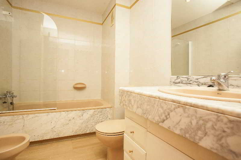 Suite Apartments Arquus Салоу Екстериор снимка